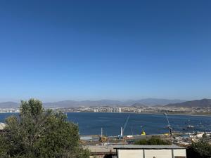 een uitzicht op een grote hoeveelheid water bij Refugio de luna Coquimbo in Coquimbo