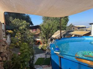 een uitzicht op een zwembad vanuit een parasol bij Refugio de luna Coquimbo in Coquimbo +4 foto's