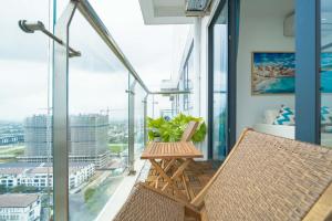 einen Balkon mit Stühlen und einem Tisch in der Unterkunft Thương Apartment in Thôn Văn Dương