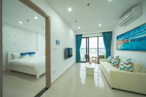 ein Schlafzimmer mit einem Bett, einer Couch und einem Spiegel in der Unterkunft Thương Apartment in Thôn Văn Dương + 210 Fotos