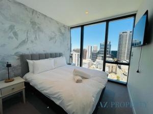 En eller flere senge i et værelse på Luxury Perth CBD Apartment with Pool & Gym