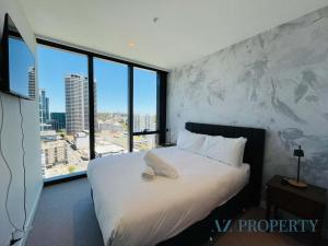 En eller flere senge i et værelse på Luxury Perth CBD Apartment with Pool & Gym