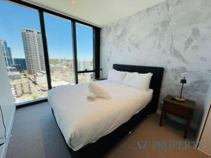 En eller flere senge i et værelse på Luxury Perth CBD Apartment with Pool & Gym