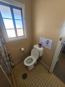 un bagno con wc e finestra di Cadney Park Accommodation a Coober Pedy