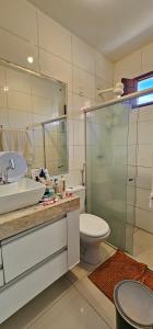 een badkamer met een toilet, een wastafel en een douche bij Casa Ponta de Campina in Cabedelo