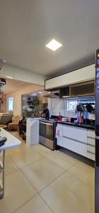 een keuken met witte kasten en een kookplaat oven bij Casa Ponta de Campina in Cabedelo