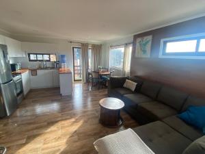 een woonkamer met een bank en een tafel bij Great house in Punta de Lobos in Chacurra +15 foto's