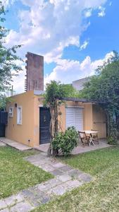 una casa con un tavolo da picnic di fronte di Vía Verde a Gualeguaychú