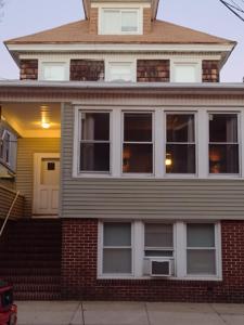 une maison avec des fenêtres blanches et une porte d'entrée dans l'établissement Ventnor Island Beach House, à Ventnor City 6 autres photos