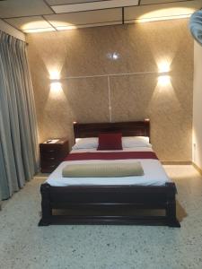 ein großes Bett in einem Zimmer mit zwei Lampen in der Unterkunft Hotel Ejecutivo in Pereira + 9 Fotos