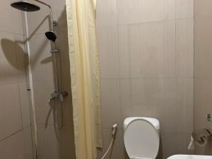 een badkamer met een douche, toilet en wastafel bij Grand Bydiel in Lanjang