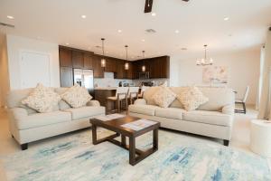 un soggiorno con due divani e una cucina di Sunset Caribe Belize a San Pedro