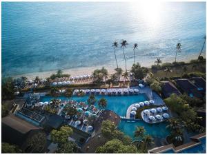 een luchtzicht op een resort met een zwembad en het strand bij Pullman Phuket Panwa Beach Resort in Panwa Beach