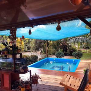una piscina su una terrazza con ombrellone blu di Cabinas Cocalitos a Rincón