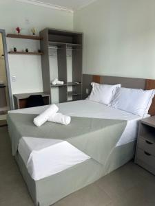 圣塔伦Pousada Lehmen的一间卧室，有一张大床，床上有两条毛巾