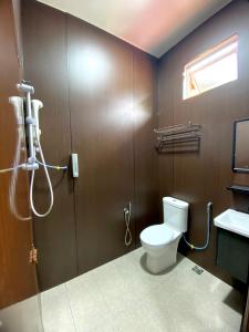een badkamer met een toilet en een douche bij Samudera Hotel in Kampung Kuala Besut