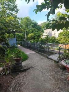 a walkway in a park with a fence at Home Vuon Dua in Ấp Nhứt (1)