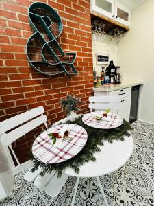 deux tables décorées pour Noël dans une pièce dans l'établissement Southern Pines Gem with 2 Master-King Suites, à Southern Pines