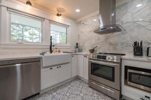 une cuisine avec un évier et une cuisinière dans l'établissement Southern Pines Gem with 2 Master-King Suites, à Southern Pines 54 autres photos