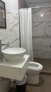 un bagno bianco con lavandino e WC di Mn Depa en San Bartolo a San Bartolo