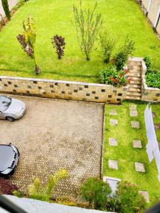 een luchtfoto van een tuin met een geparkeerde auto bij Grey Nest Grey point 303 in Kericho