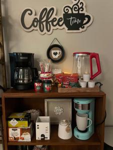 une étagère de café avec une cafetière dessus dans l'établissement Tree Farm Stay Fire Pit & Grill WOW-King Suite, à Fayetteville
