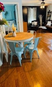 une table et des chaises en bois dans un salon dans l'établissement Tree Farm Stay Fire Pit & Grill WOW-King Suite, à Fayetteville