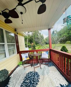 - une terrasse couverte avec 2 chaises et une table dans l'établissement Tree Farm Stay Fire Pit & Grill WOW-King Suite, à Fayetteville 58 autres photos