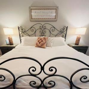 une chambre avec un grand lit avec deux lampes dans l'établissement Tree Farm Stay Fire Pit & Grill WOW-King Suite, à Fayetteville