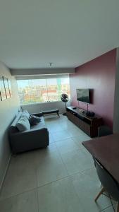 un soggiorno con un divano e un tavolo di Apartamento Fest Verão a Cabedelo
