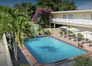 una vista dall'alto di una piscina in un hotel di Ocean Lodge a Boca Raton