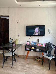 TV/trung tâm giải trí tại Casa com dois quartos no bairro Aliança com Deus