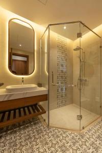 une salle de bain avec douche et lavabo dans l'établissement Green Villas Tropical Phú Quốc, à Duong Dong