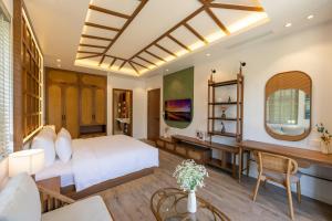 une chambre d'hôtel avec un lit et un bureau dans l'établissement Green Villas Tropical Phú Quốc, à Duong Dong 230 autres photos