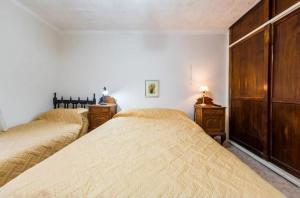 ein Schlafzimmer mit zwei Betten und zwei Nachttischen in der Unterkunft Hosteria TDT in Mar del Plata