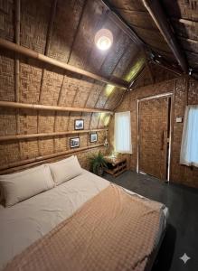 een slaapkamer met een groot bed in een kamer bij The Twins Sunset Bungalow in Palebah