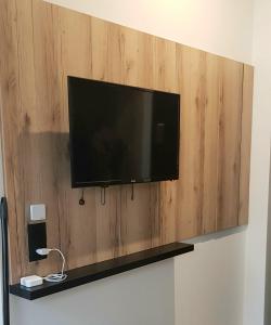 una TV a schermo piatto appesa a una parete di Apartament Ricardo a Krynica-Zdrój