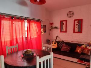 un soggiorno con un tavolo e un divano di Marbella 1 a San Bernardo