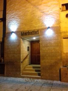 un ingresso a un edificio con porta e scale di Marbella 1 a San Bernardo