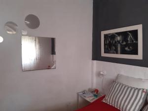 una camera con specchio e letto rosso di Marbella 1 a San Bernardo