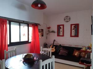 un soggiorno con un tavolo e un divano di Marbella 1 a San Bernardo Altre 2 foto