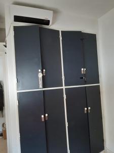 una fila di armadietti neri in una stanza di Marbella 1 a San Bernardo