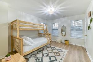 een slaapkamer met een stapelbed en een tapijt bij Hilltop Hideaway - Pool - Jacuzzi - Ping Pong - 12 guests - Fireplace - Mountain Views - Pets are allowed by request in Roseland +38 foto's