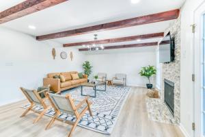 een woonkamer met een bank en een open haard bij Hilltop Hideaway - Pool - Jacuzzi - Ping Pong - 12 guests - Fireplace - Mountain Views - Pets are allowed by request in Roseland