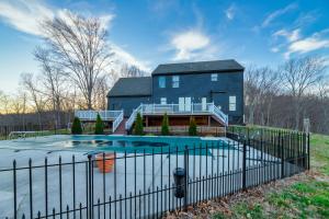 een huis met een zwembad voor een huis bij Hilltop Hideaway - Pool - Jacuzzi - Ping Pong - 12 guests - Fireplace - Mountain Views - Pets are allowed by request in Roseland