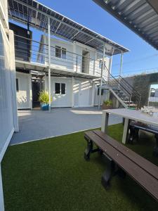 een patio met een picknicktafel en een gebouw bij Residencial Manhattan in Passo Fundo +4 foto's