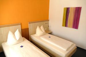 Postel nebo postele na pokoji v ubytování Hasi's Hotel