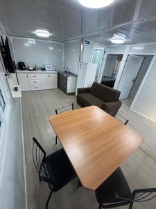 een conferentieruimte met een houten tafel en stoelen bij Residencial Manhattan in Passo Fundo