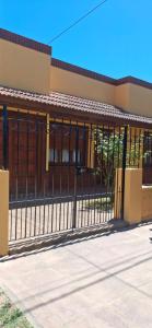een poort voor een gebouw bij Casa amarilla in Chascomús +7 foto's