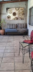 een woonkamer met een bank en een tafel bij Casa amarilla in Chascomús